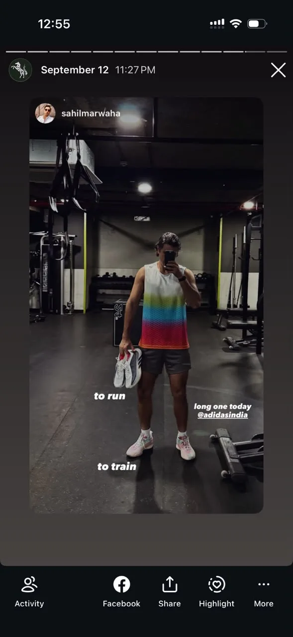 A member's mirror selfie in the Bright Aura Vest at the gym, shoes in hand, captioned 'to run, to train'