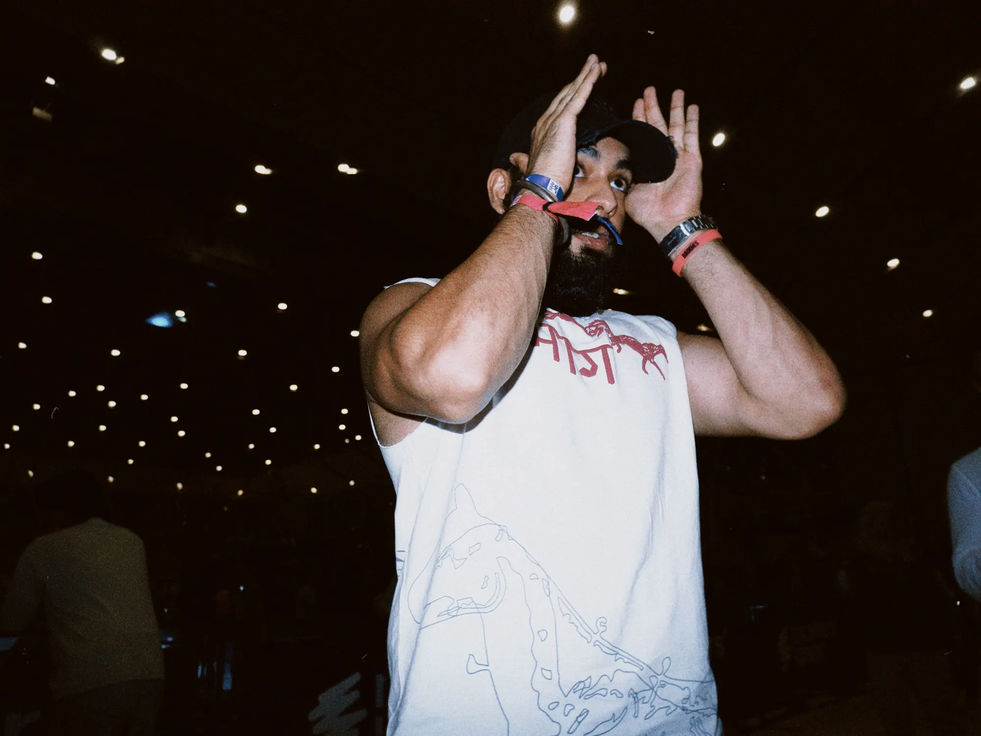 भाग Muscle Tank in Bone, worn with the arms raised